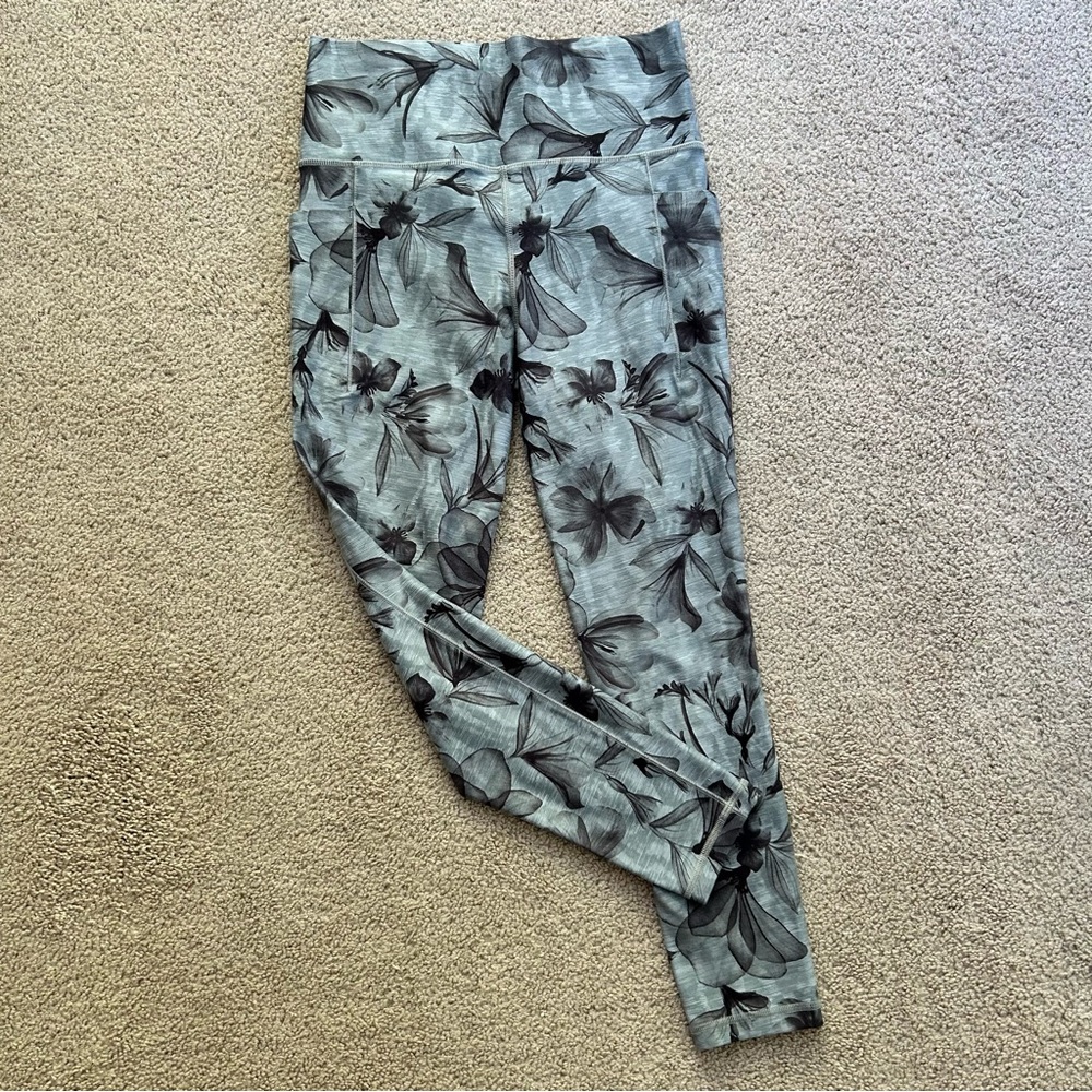 Small ATHLETA Salutation Stash Pocket II printed 7/8 Tight leggings black/gray